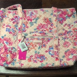 Brand New Iconic Vera Tote In Pretty Posies Pink! Floral Quilted Tote Bag
